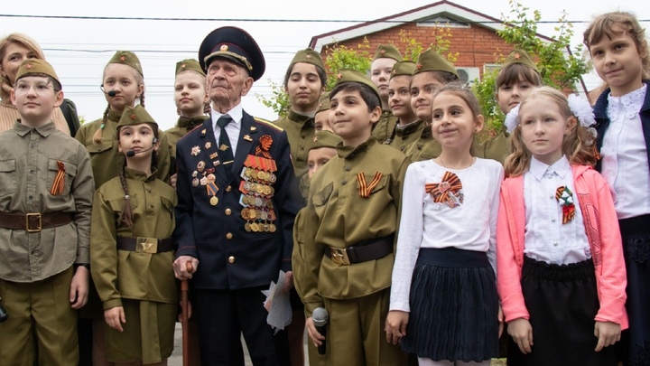 Юнармейцы в Ростовской области провели сотню парадов на дому у ветеранов