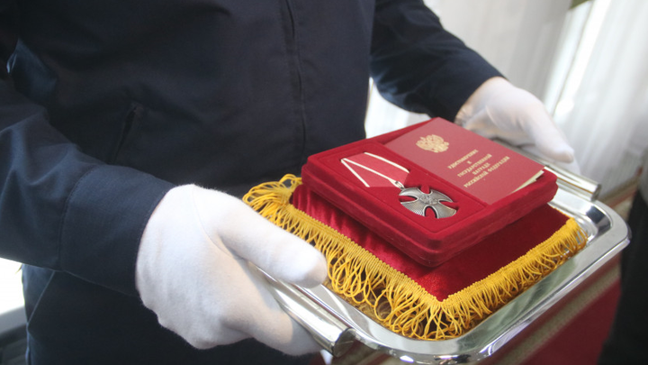 Орден Мужества вручили в Бердске семье погибшего Максима Виноградова