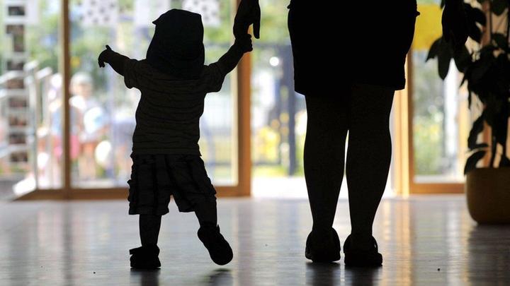 В Краснодаре 3-летний ребенок выпал из окна второго этажа