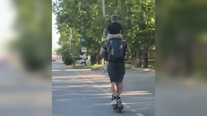 В краевой столице мужчина прокатился на электросамокате с ребенком на плечах