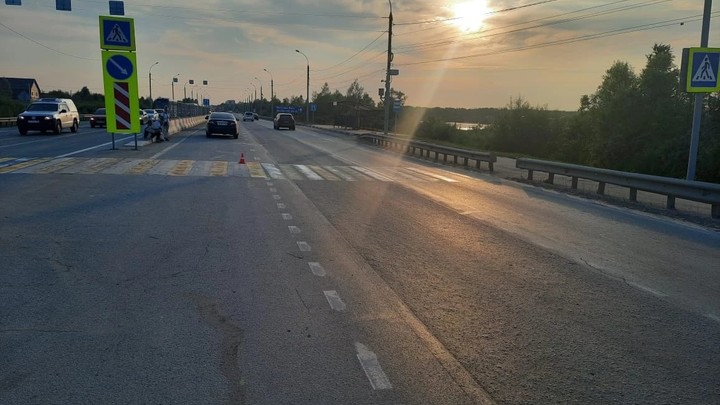Водитель иномарки сбил женщину с ребёнком на пешеходном переходе в Новосибирске