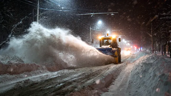 Депутат предложила нам скинуться на дворников в снегопад. Толмачёв ответил
