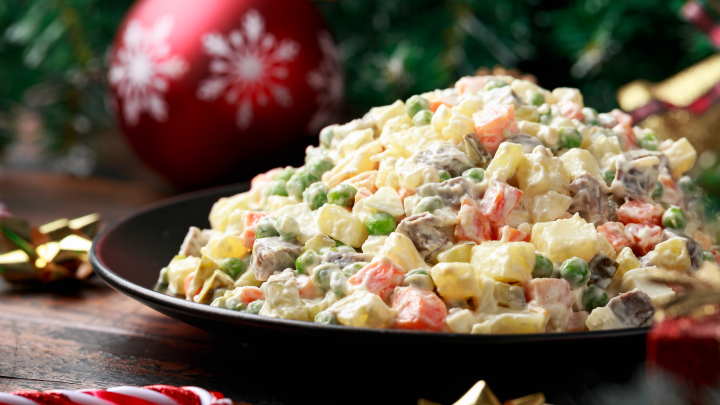 Штраф за Оливье и доносы? Эстонцы сметают с полок горошек и майонез на фоне слухов о запрете русского салата