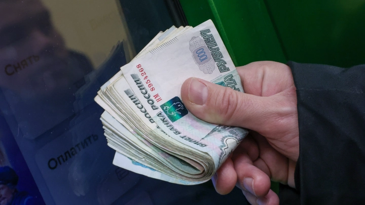 Грозит ли рублю девальвация? Экономист объяснил, как отразится снижение ключевой ставки на благополучии страны