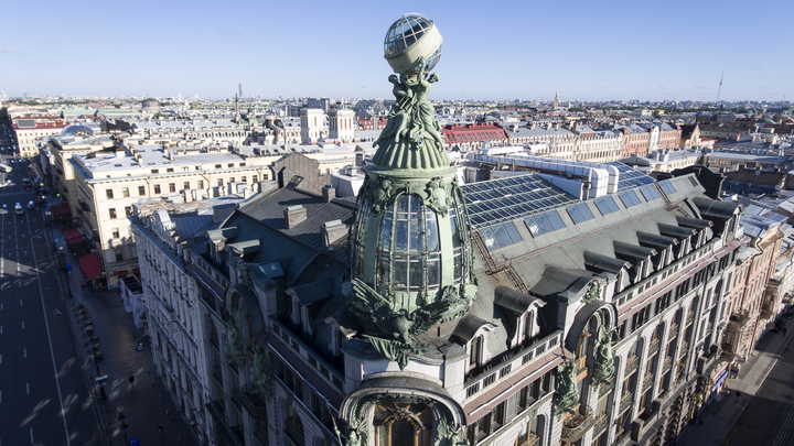 Подумал, что мерещится: В небе над Петербургом сняли странные светящиеся шары