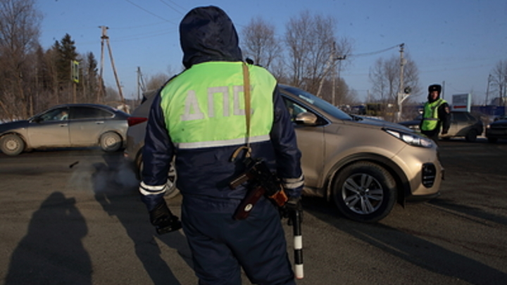 В Чите водитель маршрутки вымогал деньги у пассажира, взяв в заложники его брата