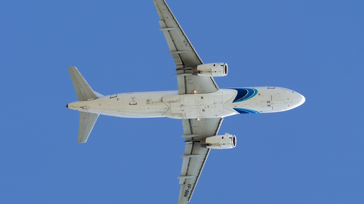 На рейсе Екатеринбург-Сочи произошло ЧП. Экипаж спас участника СВО