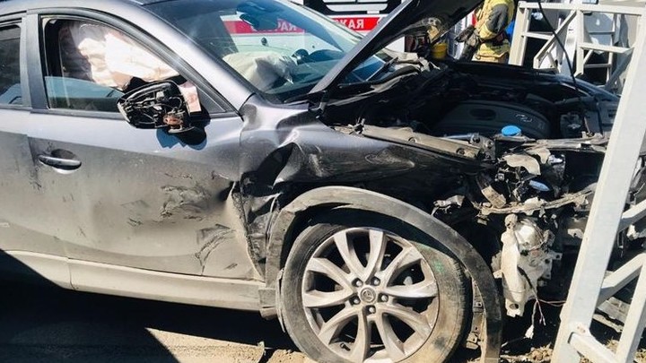 В Самаре Mazda врезалась в Mercedes и протаранила ограждение. Пострадали двое