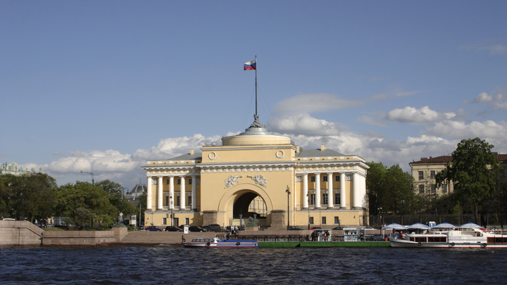 Власти Петербурга прокомментировали слухи об ограничении на выезд из города мужчин