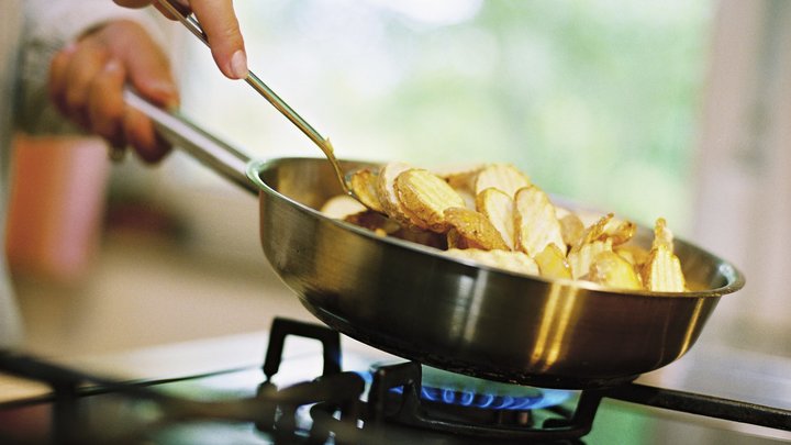 Маленькая хитрость при жарке картошки: Всё дело в щепотке соли