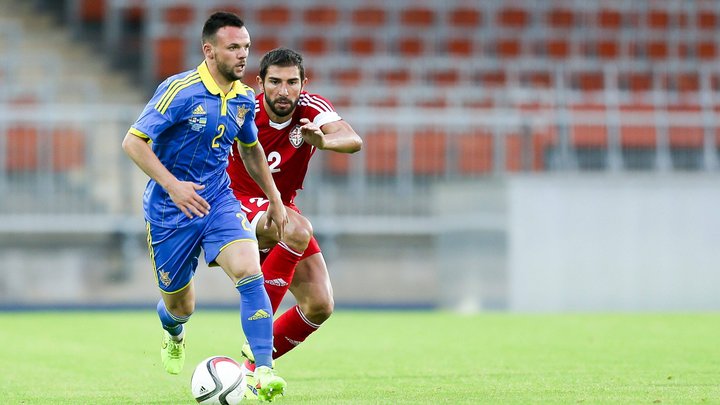 У этой девочки мозги есть?: В Twitter не нашли слов для спевшей гимн Украины в трусах жены футболиста