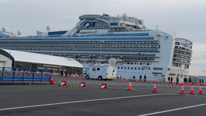 От лайнера до скорой по глухому коридору. И ни щёлочки! В Сети показали эвакуацию с Diamond Princess