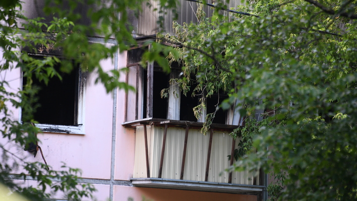 В Бердске из окна горящей квартиры выпрыгнула 10-летняя девочка