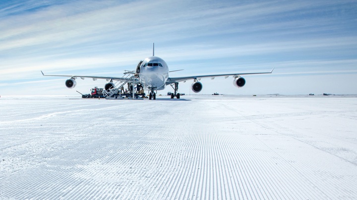 В Антарктиде приземлился самолёт Boeing 787