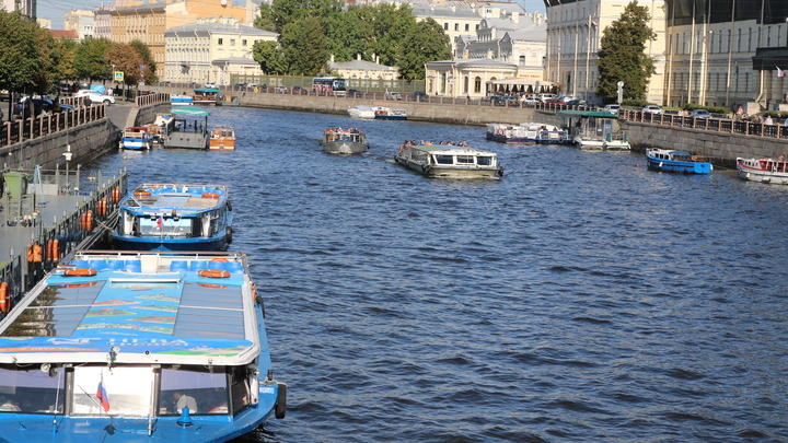 Два теплохода столкнулись на Неве: Момент удара попал на видео