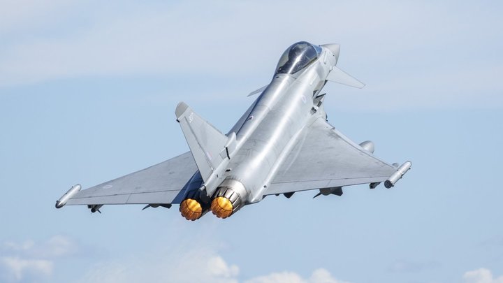 Поставки британских истребителей Украине грозят последствиями всему миру — посольство России в Лондо