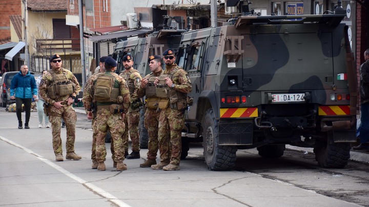 Косовский спецназ схлестнулся с сербами. В толпу полетели шумовые гранаты