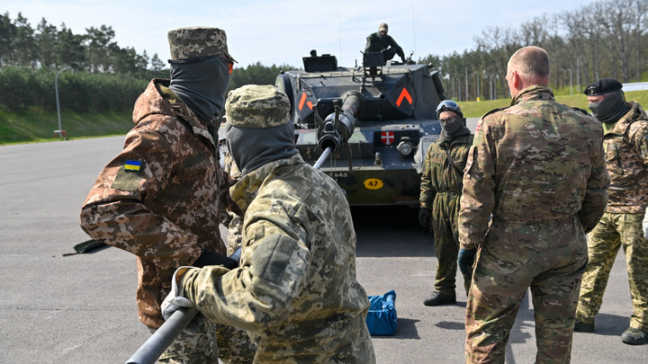 Готовится вторжение? Украинские танки едут в сторону границы с Россией