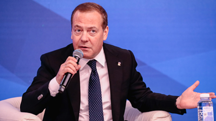 Медведев заявил о войне России против всего западного мира