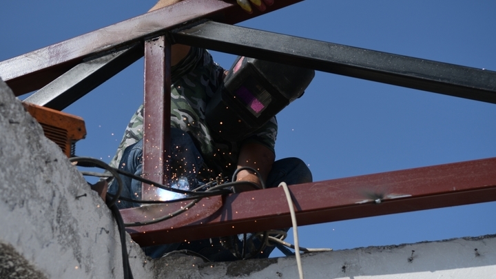 В сгоревшем доме на лице Российской в Краснодаре начали устанавливать кровлю