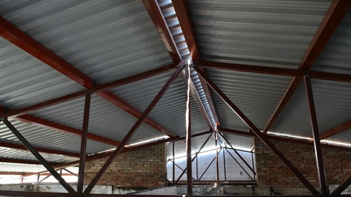 В Краснодаре ремонт кровли в сгоревшем доме по Российской подходит к концу