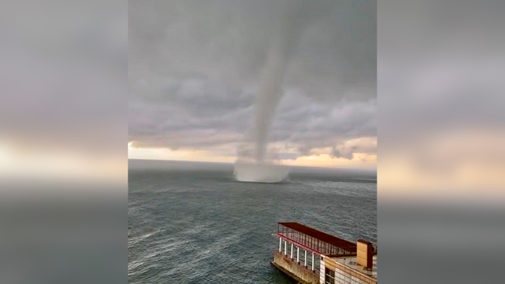 Смерчи и шторм: на пляжах Сочи купаться запрещено