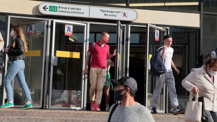 В Петербурге хулиган разбил дорогостоящий плафон и остановил эскалатор в метро