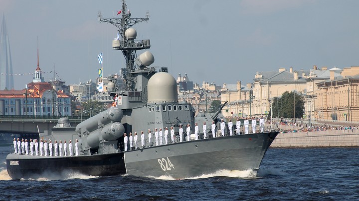 В Финском заливе 30 кораблей проведут первую тренировку к параду на день ВМФ
