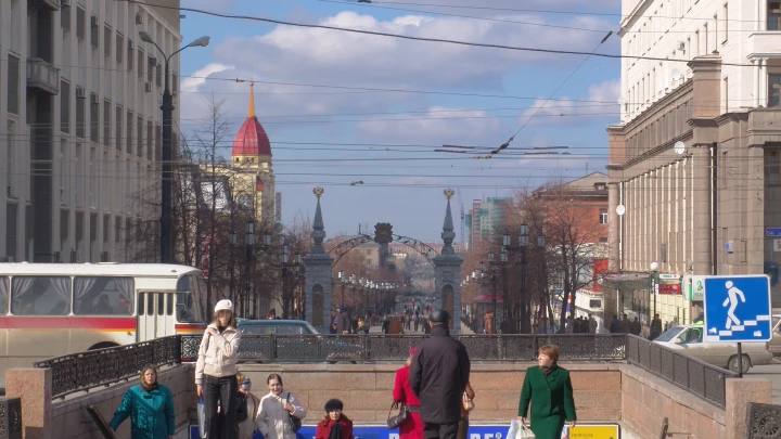 Таксист сбил маму с ребёнком на невидимой зебре в Челябинске