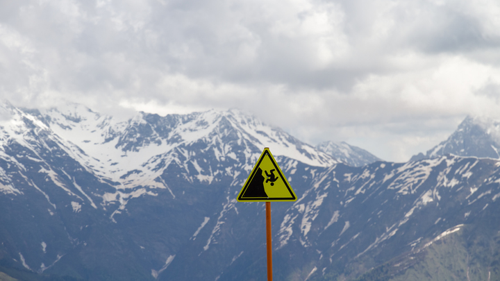 Группа туристов попала под лавину на горе Казбек. Есть пострадавшие