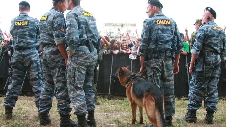 В Златоусте 17-летний парень в форме полицейского и в маске пошёл по квартирам