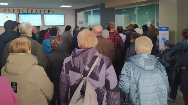 В поликлинике Челябинска талоны выдают раз в неделю, люди страдают в очереди