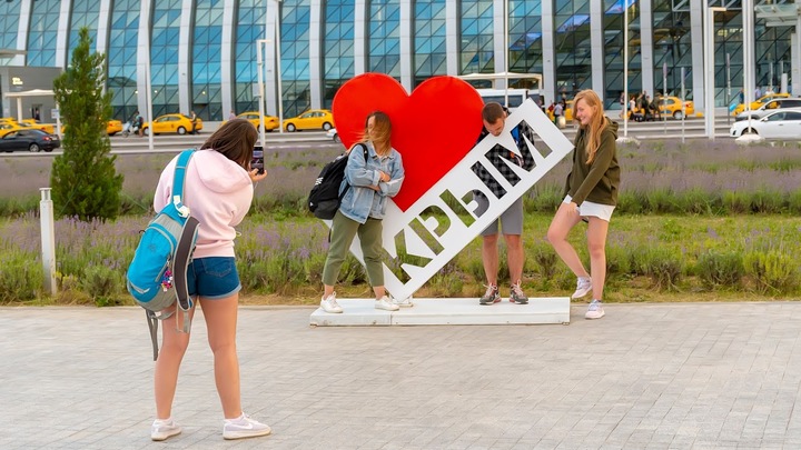 В Крым пешком по русской земле: Корнилов назвал Соловьёву сроки опустения Донбасса