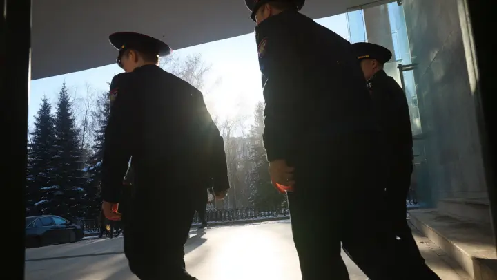 Изрезанное тело раздетой женщины нашли у дома на западе Москвы