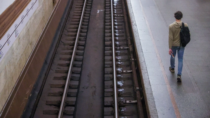 Толкнувшая девочку на рельсы в метро пенсионерка отрицает вину