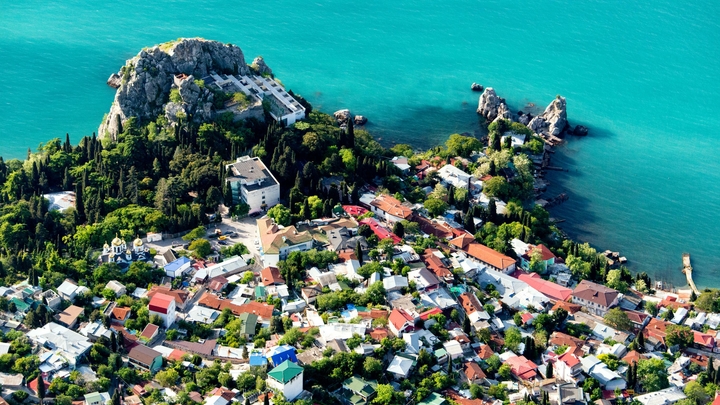 Украинские олигархи стремятся подороже продать свою землю в Крыму: Россия сорвала их планы - эксперт