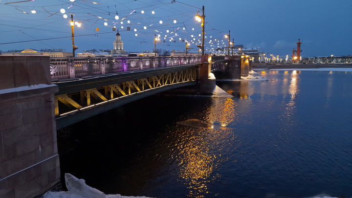 Последняя разводка мостов в Петербурге: зима забирает романтику
