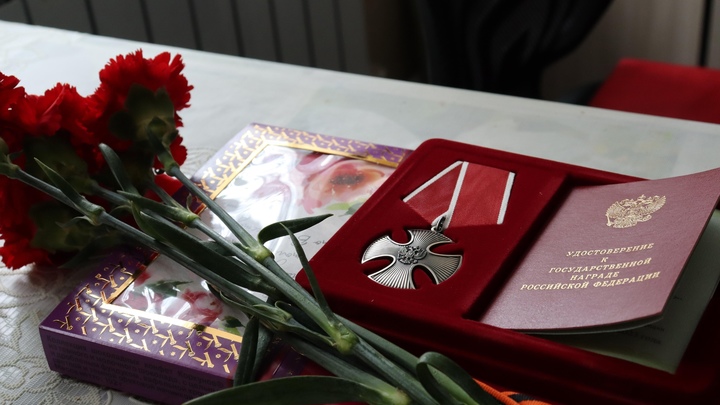 В Киржачском районе матери погибшего в зоне СВО бойца Александра Грибкова вручили Орден Мужества