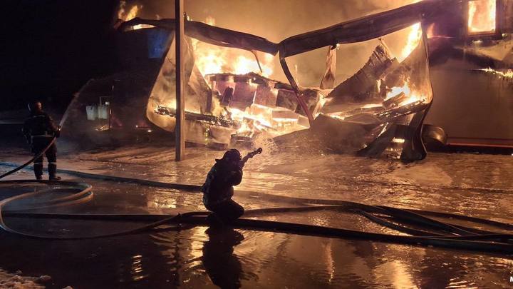 Склад с пиломатериалом загорелся под Новосибирском