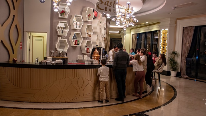 Бар Спутник V нашли в Париже: Владельцы мечтают устроить в нём прививочный пункт