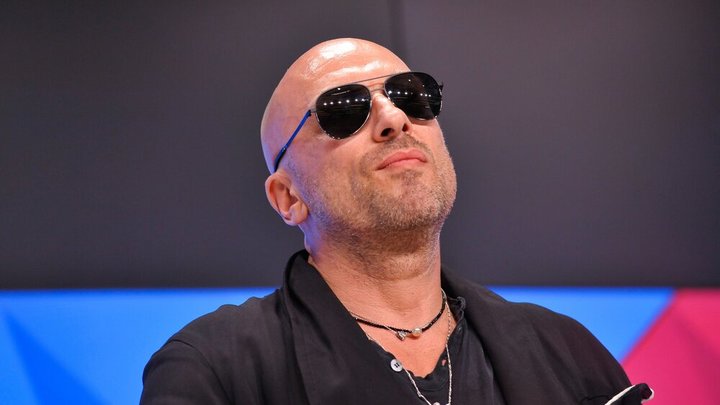 Нагиев вернулся к работе, но продолжает молчать. Самое время вспомнить поговорку про два стула?