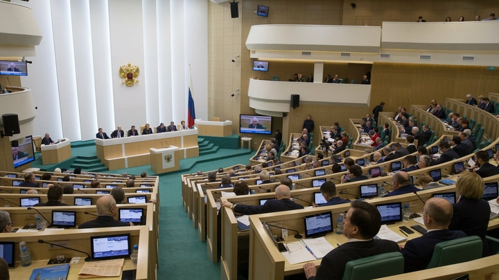 Сенаторы вслед за депутатами Госдумы отказались от своих пенсионных надбавок