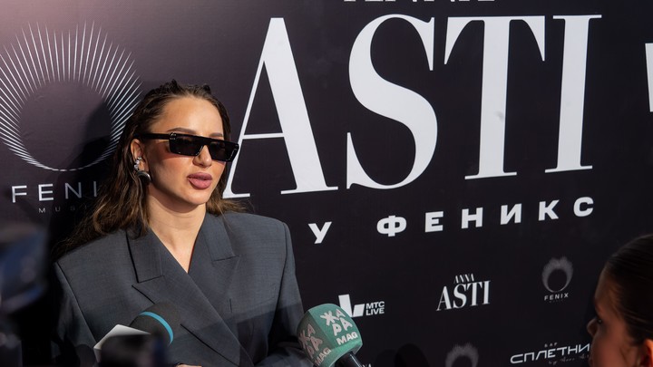 Уж отмыли так отмыли: Звезду с голой вечеринки Ивлеевой объявили Певицей года