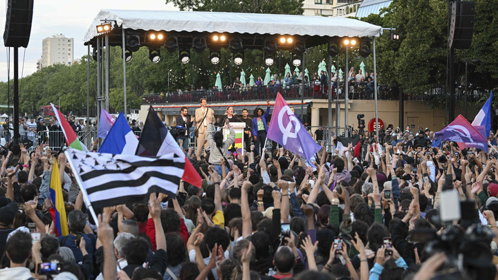 Поджоги, драки, стычки с полицией: В Париже левые отмечают победу на выборах в парламент Франции