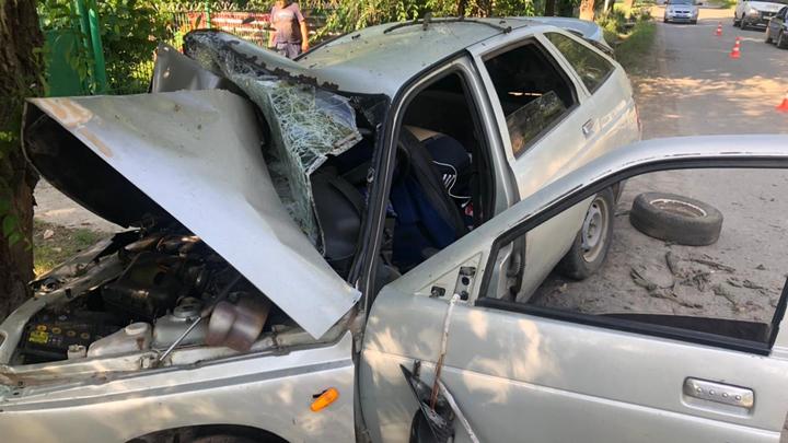 В Ростовской области пьяный 15-летний подросток сел за руль и врезался в дерево. Его друзья погибли