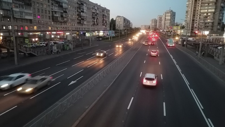 В Санкт-Петербурге автомобили увеличили скорость после введения платных парковок