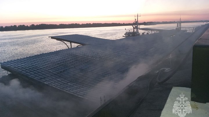 Дебаркадер загорелся на Нижневолжской набережной ночью