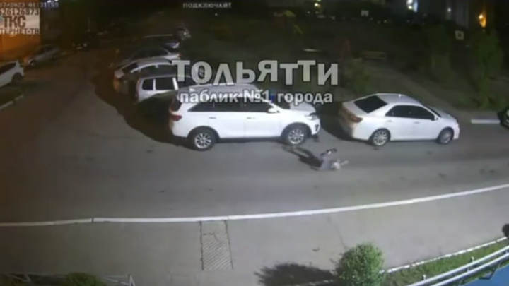 В Тольятти из машины на ходу выбросили девушку