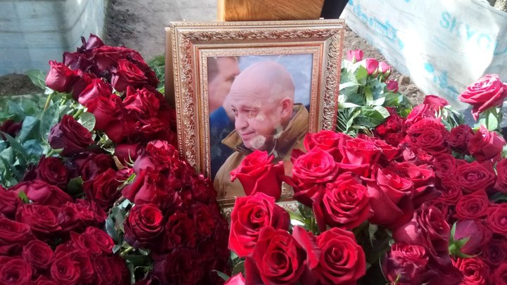 Фальшивые катафалки и отвлекающий манёвр: похороны Пригожина в Петербурге превратились в детектив