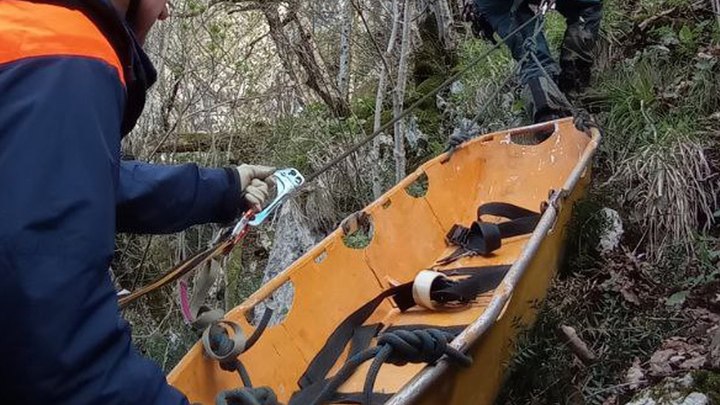 В Сочи спасатели добрались по скалам до пропавшего альпиниста: он погиб